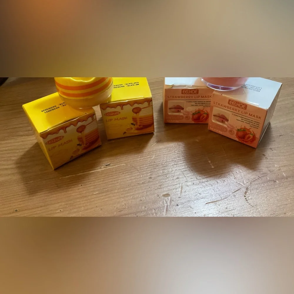 Eelhoe: lip mask strawberry and honey 4 box set with a honey stick applicator.